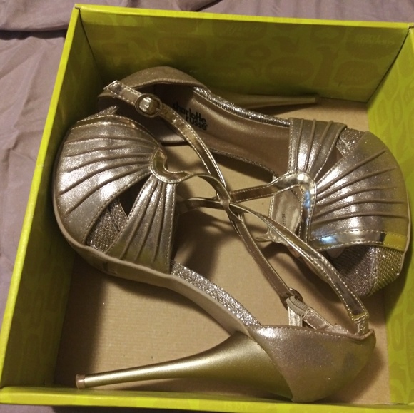 Gold sexy and shimmery heels - Picture 1 of 4